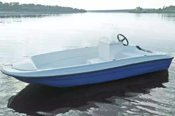 Стеклопластиковая лодка Пингвин с консолью (тримаран) в Уссурийске