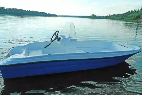 Стеклопластиковая лодка Пингвин с консолью (тримаран) в Уссурийске