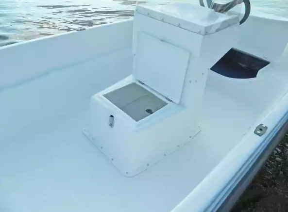 Стеклопластиковая лодка Пингвин с консолью (тримаран) в Уссурийске