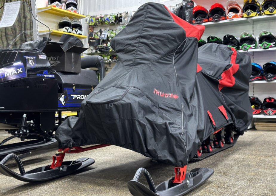 Чехол транспорт. снегохода IKUDZO HUNTER черно-красный Оксфорд ПРЕМИУМ качества с лого IKUDZO в Уссурийске