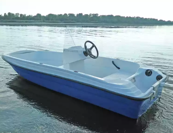 Стеклопластиковая лодка Пингвин с консолью (тримаран) в Уссурийске