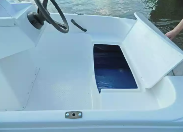 Стеклопластиковая лодка Пингвин с консолью (тримаран) в Уссурийске